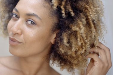 Quels sont les effets de l’environnement sur nos cheveux?